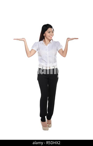 Fiducioso asian business donna mostrare qualcosa Foto Stock