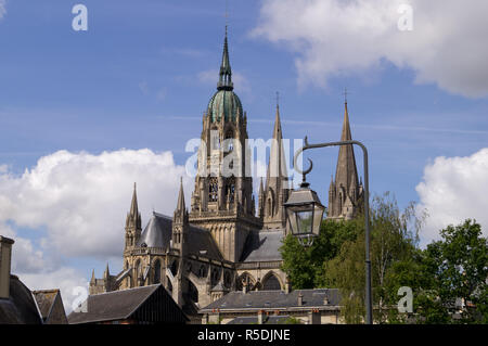 Vista della cattedrale di Bayeux con lampione Foto Stock