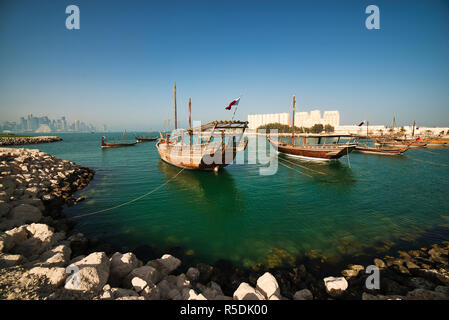 Tradizionale Sambuco barche nel golfo arabo di fronte al Museo di Arte Islamica a Doha, in Qatar Foto Stock