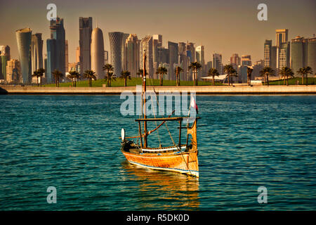 Moderno skyline di Doha con un tradizionale dhow barca Foto Stock