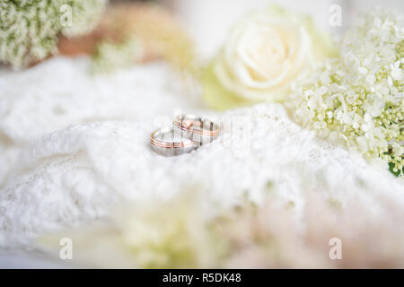 Romantico ancora in vita con gli anelli di nozze in stile vintage Foto Stock