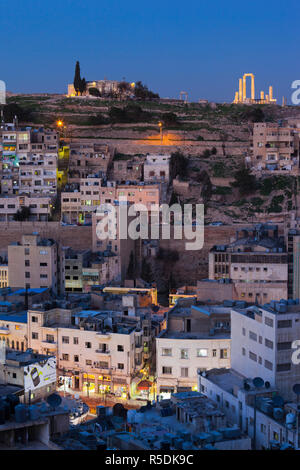 Giordania, Amman, vista in elevazione del centro di Amman e la Cittadella Foto Stock