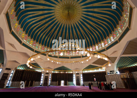 Giordania, Amman, il Re Abdullah moschea, interno a cupola Foto Stock