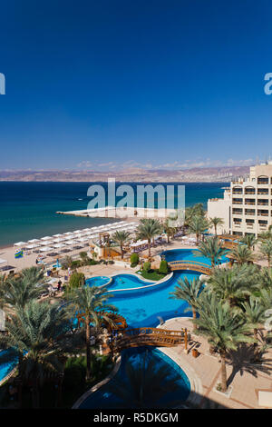 Giordania, Aqaba, vista in elevazione del Mare Rosso e Eilat, Israele da Intercontinental Hotel Foto Stock
