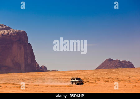 Giordania, Wadi Rum, villaggio di Rum, jeep 4x4 Foto Stock