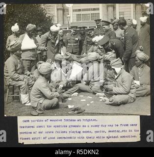 Parti della scheda di feriti indiani a Brighton. I soldati indiani giocando a carte, guardato da medical orderlies. Record dell'esercito indiano in Europa durante la Prima Guerra Mondiale. Xx secolo, 1915. Gelatina stampe d'argento. Fonte: Foto 24/(20). Lingua: Inglese. Autore: Girdwood, H. D. Foto Stock