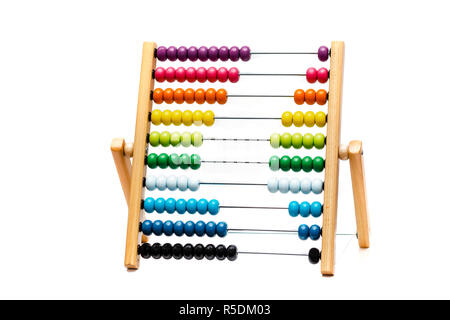 Abacus tradizionale con colorate perline di legno su sfondo bianco Foto Stock