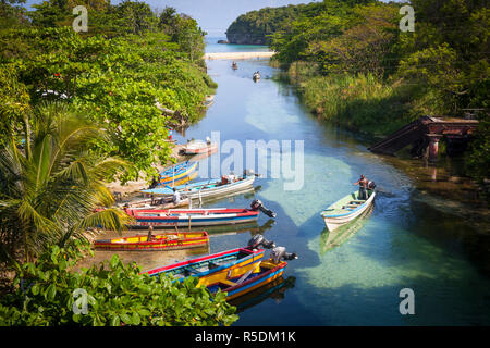 Colorate barche da pesca sul Fiume Bianco, Ocho Rios, St. Ann Parish, in Giamaica, Caraibi Foto Stock