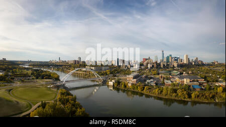 Antenna vista panoramica della splendida città moderna durante una giornata di sole. Preso in Edmonton, Alberta, Canada. Foto Stock