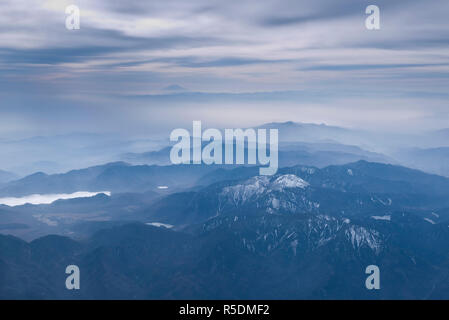 Vista aerea del Central Honshu con Mt. Fuji all'orizzonte, Giappone Foto Stock