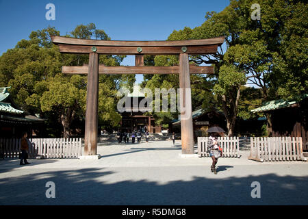 Tori Gate, il Tempio di Meiji, Yoyogi Park, Tokyo, Giappone Foto Stock