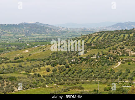 Vista verso ovest e la città di Pisticci dal muro di castello in collina del comune di Bernalda in Basilicata, Italia Meridionale Foto Stock