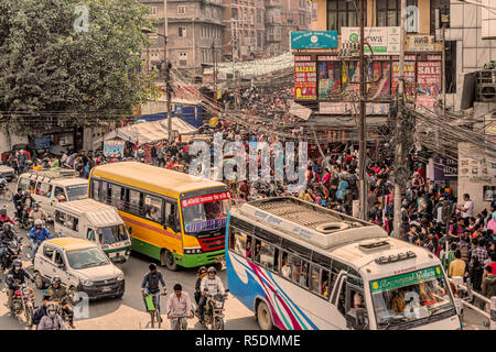 Kathmandu, Nepal - 10 Ottobre 2018: il traffico pesante in corrispondenza dell'intersezione di Jamal e Kanti percorso in Kathmandu, Nepal. Foto Stock