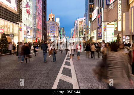 Asia, Giappone, Honshu, Tokyo, Ginza, elegante quartiere dello shopping e dei divertimenti visto lungo Chuo Dori Street Foto Stock