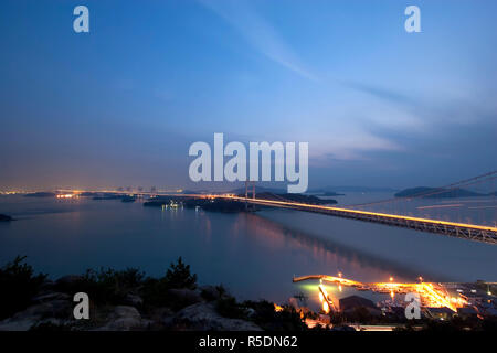 Giappone, isola di Honshu, Okayama, Kurashiki, Seto-ohashi ponte che collega Honshu Island e l'isola di Shikoku e Giappone Inland Sea Foto Stock