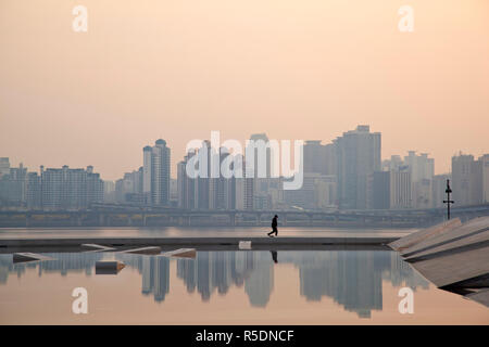 Corea, Seoul, Yeouido, la vista della città dalla Hangang Riverside Park all'alba Foto Stock