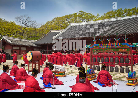 Corea, Seul, il Jongmyo Royal Shrine, Jongmyo Daejae - Royal ancestrale rituale Memorial Foto Stock