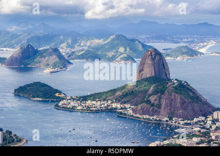 Viste dal Cristo riscatta oltre la montagna Sugar Loaf, Rio do Janeiro città, periferie e favelas, incredibili vedute della baie, isole e città Foto Stock