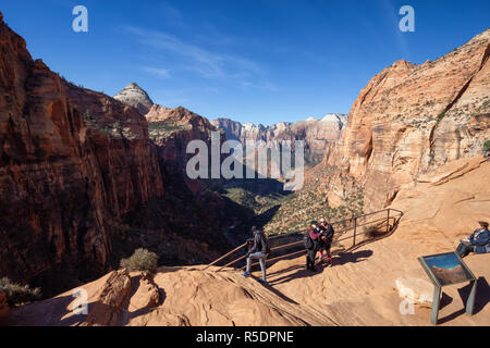 Parco Nazionale di Zion, Utah, Stati Uniti - 13 Novembre 2018: le persone in cerca di una bella vista del Canyon dal punto di vista. Foto Stock