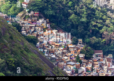 Viste dal Cristo riscatta mountain su Santa Marta Favela a Rio do Janeiro città fantastiche vedute sopra la Favela con le sue case di vincolo Foto Stock