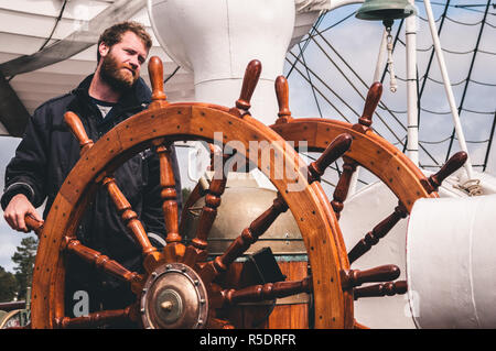 Il capitano di Statsraad Lehmkuhl nave permanente dello sterzo e il volante Foto Stock