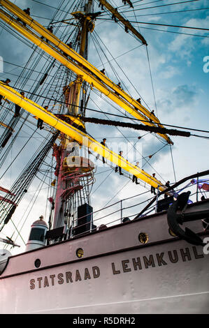 L'equipaggio permanente sulla i montanti del Statsraad Lehmkuhl nave a vela Bergen Tall Ship gare 2014 Foto Stock