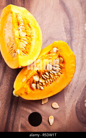 Una fetta di zucca freschi sul tavolo di legno. Foto Stock