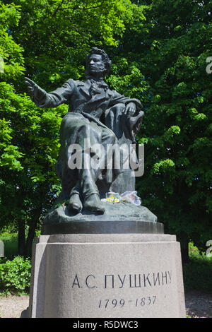 Russia, Pskovskaya Oblast, Pushkinskie Gory, Svyatagorsky Monastero, monumento a Alexander Pushkin, poeta Foto Stock