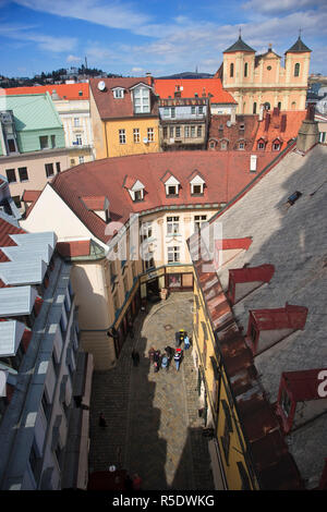 Tetti e vicolo della vecchia Bratislava, Slovacchia Foto Stock