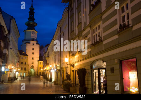 Saint Michaels torre illuminata di notte, Bratislava, Slovacchia. Costruito nel XIII secolo, rimane solo la porta gotica rimanente lungo le mura della città vecchia. Foto Stock