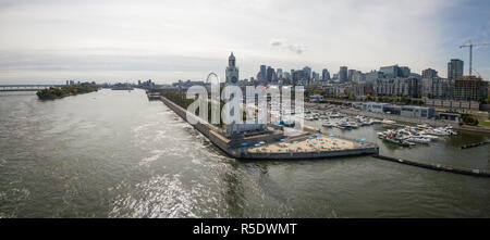 Antenna vista panoramica di un paesaggio urbano moderno durante una vivace giornata durante la stagione autunnale. Prese a Montreal, Quebec, Canada. Foto Stock