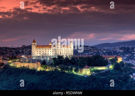 La Slovacchia, Bratislava, in vista della Città Vecchia con il castello di Bratislava e dal fiume Danubio Foto Stock