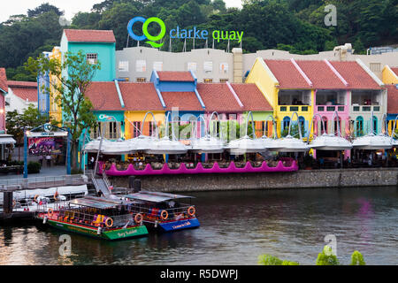 Il fiume Singapore fluisce oltre il Clarke Quay, una nuova area di vita notturna ristoranti e bar, Sinapore, Sud Est asiatico Foto Stock