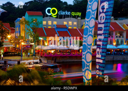 Il fiume Singapore fluisce oltre il Clarke Quay, una nuova area di vita notturna ristoranti e bar, Sinapore, Sud Est asiatico Foto Stock