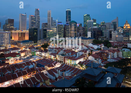 Vista in elevazione su Chinatown, il nuovo Dente del Buddha reliquia il tempio e la città moderna skyline, illuminate al tramonto, Singapore, Asia Foto Stock