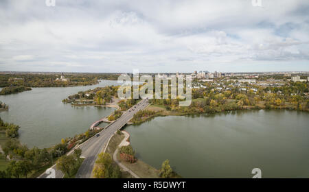 Antenna vista panoramica del lago Wascana durante una vivace giornata nella stagione autunnale. Preso in Regina, Saskatchewan, Canada. Foto Stock