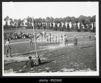 Cavalleria indiana giocando a calcio nella parte anteriore [EstrÃ©e Blanche, Francia], 25 luglio 1915. Record dell'esercito indiano in Europa durante la Prima Guerra Mondiale. Xx secolo, 25 luglio 1915. Gelatina stampe d'argento. Fonte: Foto 24/(135). Autore: Girdwood, H. D. Foto Stock