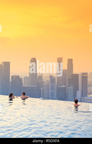 Singapore, la piscina e la skyline di Singapore sulla 57th piano di Marina Bay Sands Resort Foto Stock