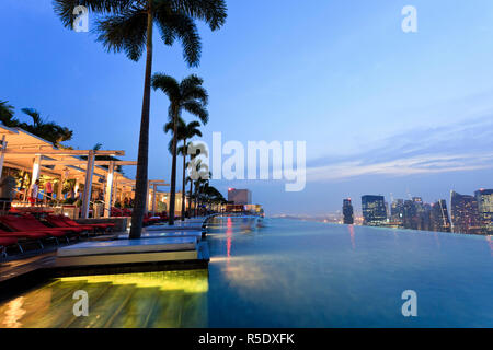 Singapore, la piscina e la skyline di Singapore sulla 57th piano di Marina Bay Sands Resort Foto Stock