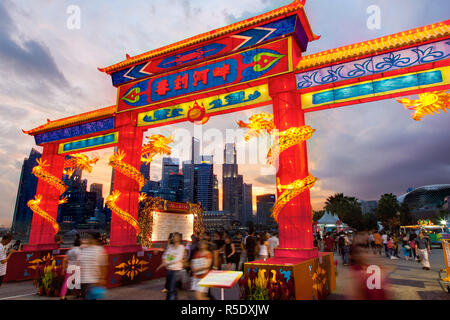 Città Skyline finanziario, Fiume Hongbao decorazioni per il Capodanno cinese di Marina Bay, Singapore Foto Stock