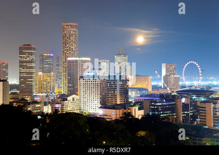 Singapore, vista in elevazione su Fort Canning Park e il moderno skyline della città Foto Stock