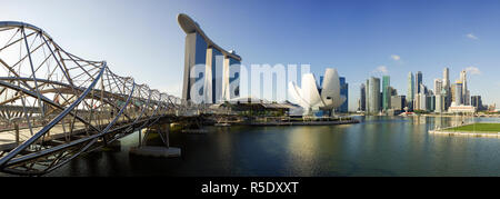 Singapore, Helix ponte che conduce attraverso il Marina Bay per il Marina Bay sands hotel e resort Foto Stock