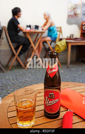 La birra prodotta localmente Unione birra, Cafe Romeo, Lubiana, Slovenia Foto Stock