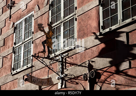 Negozio di antiquariato segno Os,terlanggaten, Gamla Stan, Stoccolma , Svezia Foto Stock