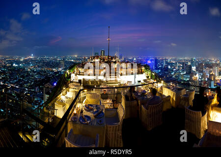 Bangkok skyline della città di vertigini, un bar e un ristorante sulla sommità del Banyan Tree Hotel, Bangkok, Thailandia Foto Stock