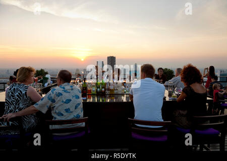 Open air-bar 'Sirocco Sky Bar' e Bangkok in serata, Torre di Stato, 247 m, la cupola, Bangkok, Thailandia Foto Stock