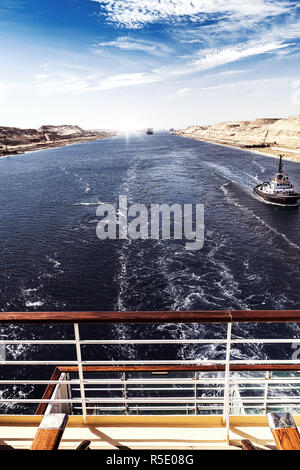 Il canale di Suez - una nave la colonna con la nave di crociera passa attraverso il nuovo,estensione orientale canal Foto Stock