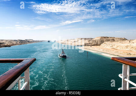 Il canale di Suez - una nave la colonna con la nave di crociera passa attraverso il nuovo,estensione orientale canal Foto Stock
