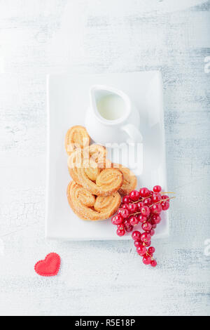 A forma di cuore wiith biscotti di zucchero e cannella Foto Stock