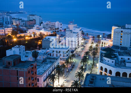 La Tunisia, tunisini Central Coast, Sousse, vista in elevazione del Avenue Habib Bourguiba verso la spiaggia di Boujaffar, crepuscolo Foto Stock